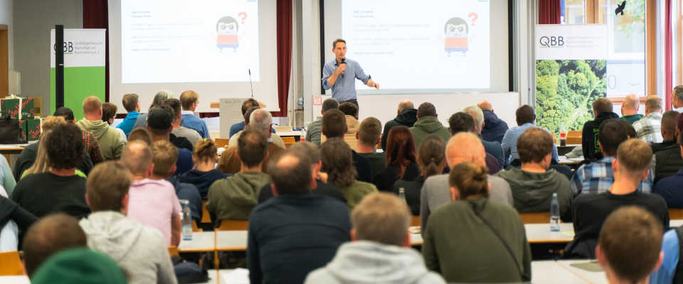 Der QBB-Vorsitzende Christian Draeger begrüßte die Gastgeber, Referenten und die rund 100 Teilnehmenden der diesjährigen Schulung für Vereinsmitglieder.