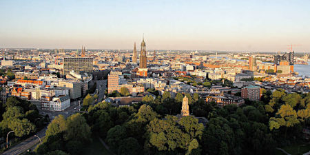 Blick auf Hamburg, in der Mitte der "Michel", rechts Hafen mit Elbphilharmonie, im Vordergrund ein Park mit Bismarckdenkmal.