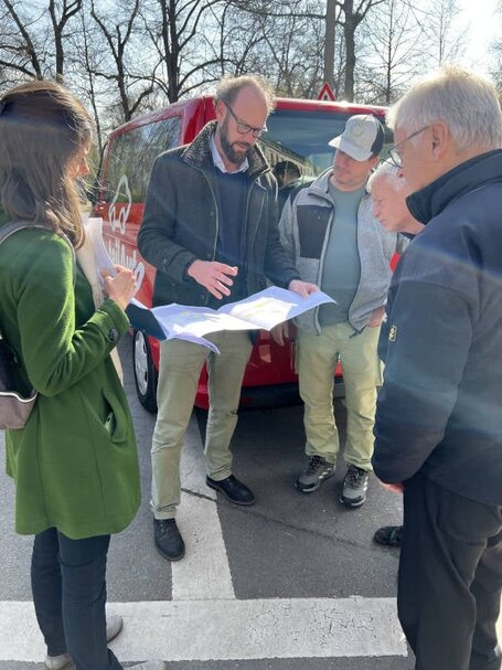 Eine Person erläutert anhand eines Plans das Stadtbaumkonzept